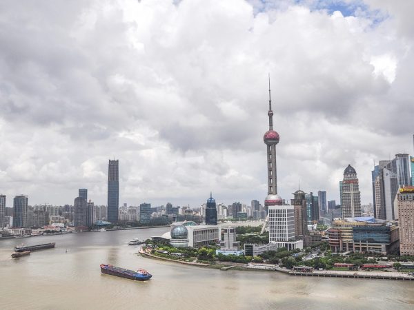 1940年代上海外滩建筑群黑白历史风格影像，租界建筑与东方明珠对比，展现孤岛时期的历史氛围